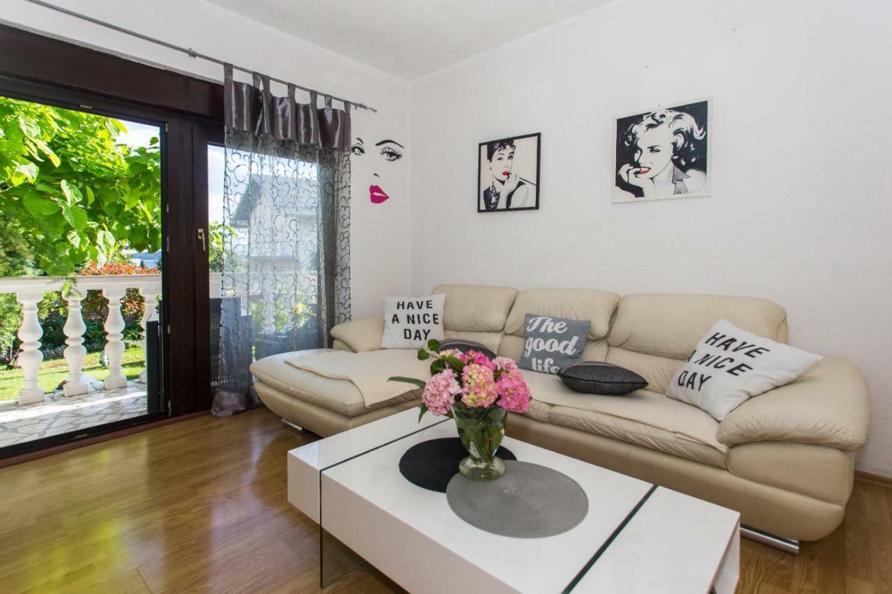 Apartmani Luis Kaštela Zewnętrze zdjęcie